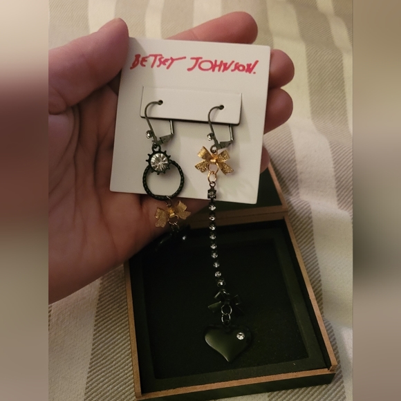 Betsy Johnson Mismatched Black and Gold Earrings New in packaging never worn! - Picture 2 of 5